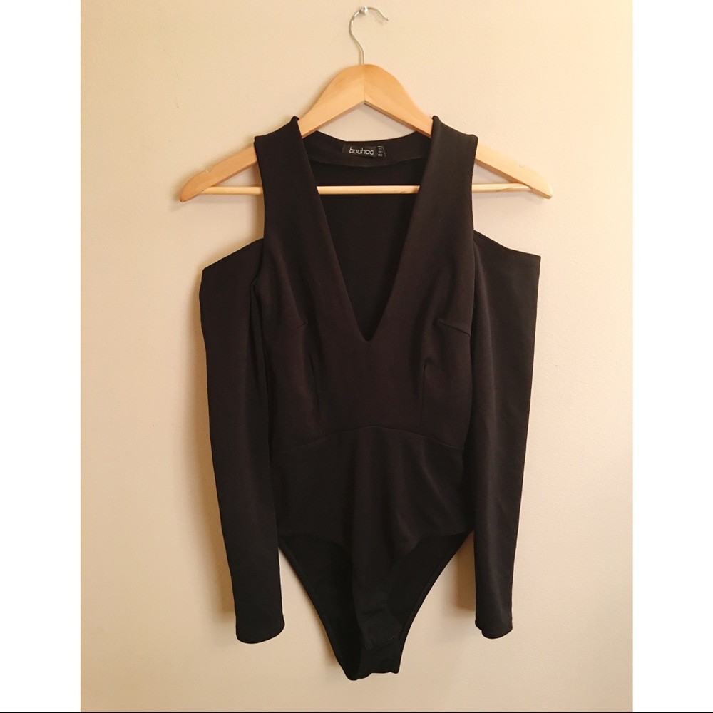 Boohoo Bodysuit cold shoulder plunge vneck.